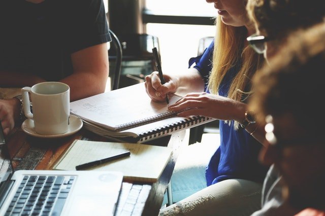 Team bespricht Personalfragen am Besprechungstisch – externe Personalarbeit von syndicus personal